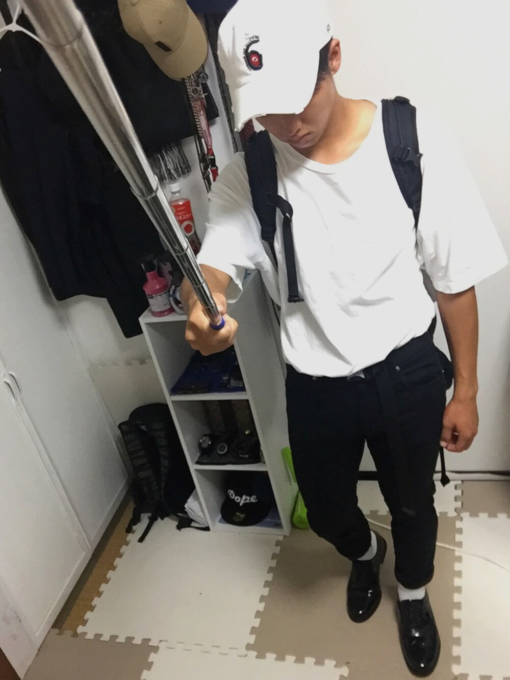 ホワイト系のTシャツ/カットソー、ブラック系のその他パンツ、ブラック系のドレスシューズを着用したメンズの秋コーディネートの1枚目の写真