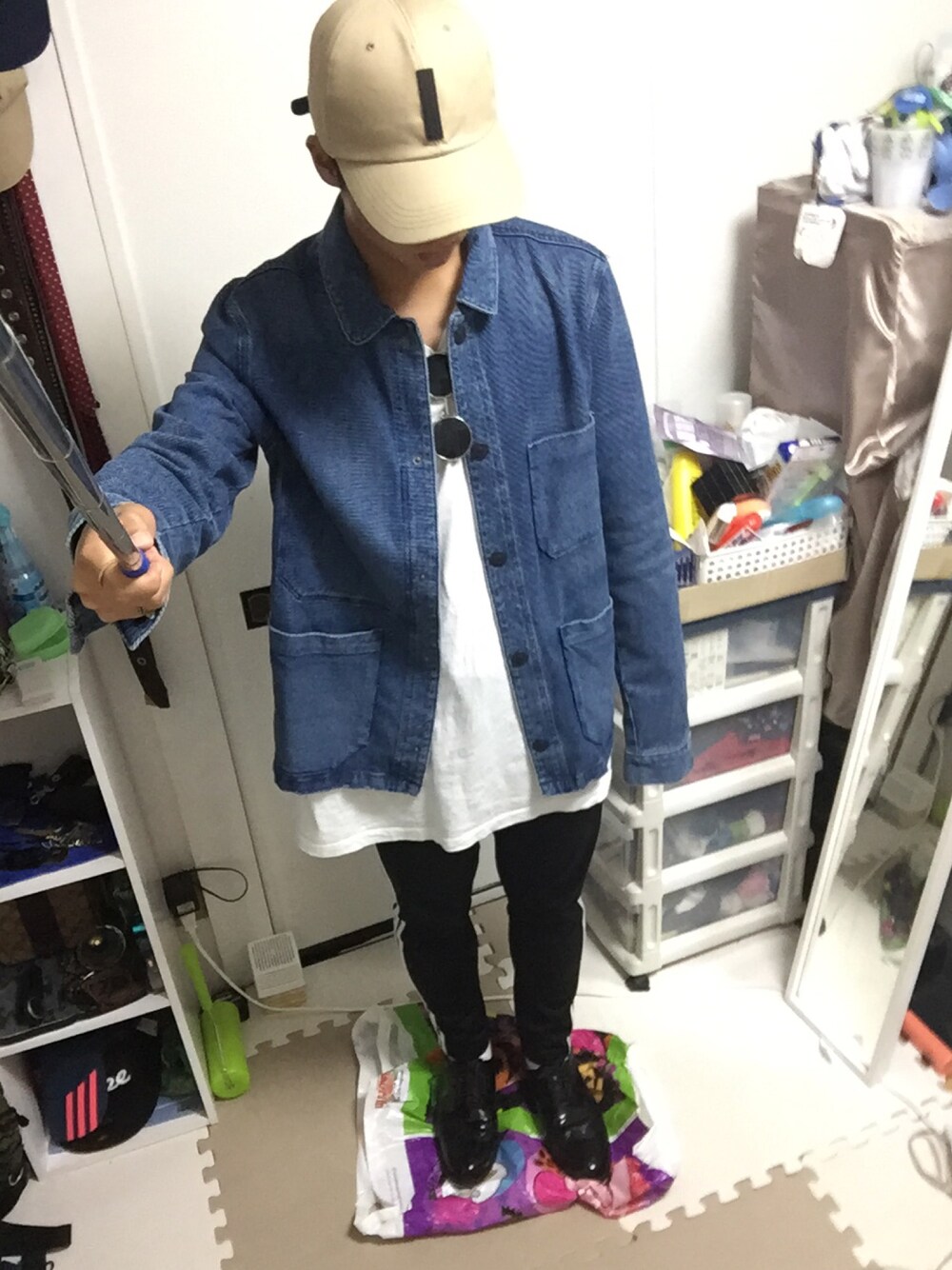 ブルー系のデニムジャケット、ブラック系のパンツ、ブラック系のドレスシューズを着用したメンズの秋コーディネートの1枚目の写真