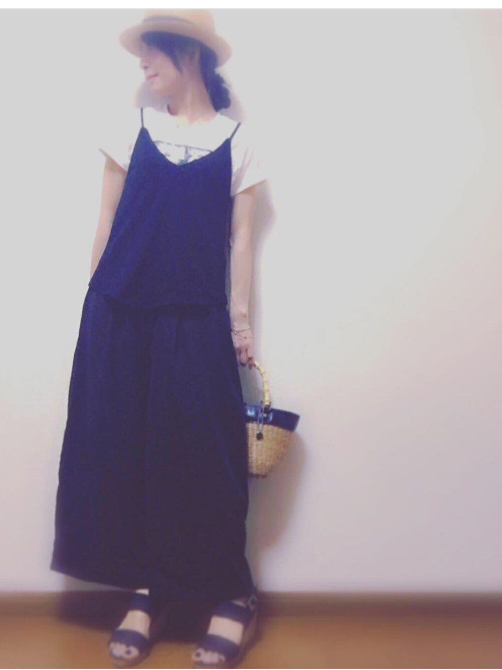 「シンプルコーデ、ZARA、ootd、ハット、ワイドパンツ、サンダル、しまむら、マウジー、GU、ロゴT」｜「ZARAのアイテム（キャミソール、ブラック系）」を使った、ナナさん（レディース・156cm）の春コーディネートの1枚目の写真