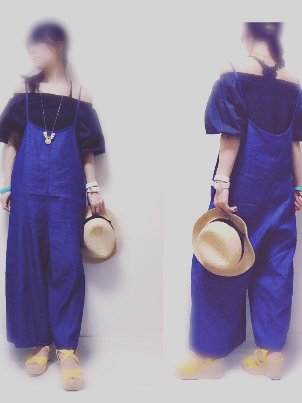 ブルー系のつなぎ/オールインワン、ブラック系のTシャツ/カットソー、ベージュ系のハットを着用したレディースの夏コーディネートの1枚目の写真