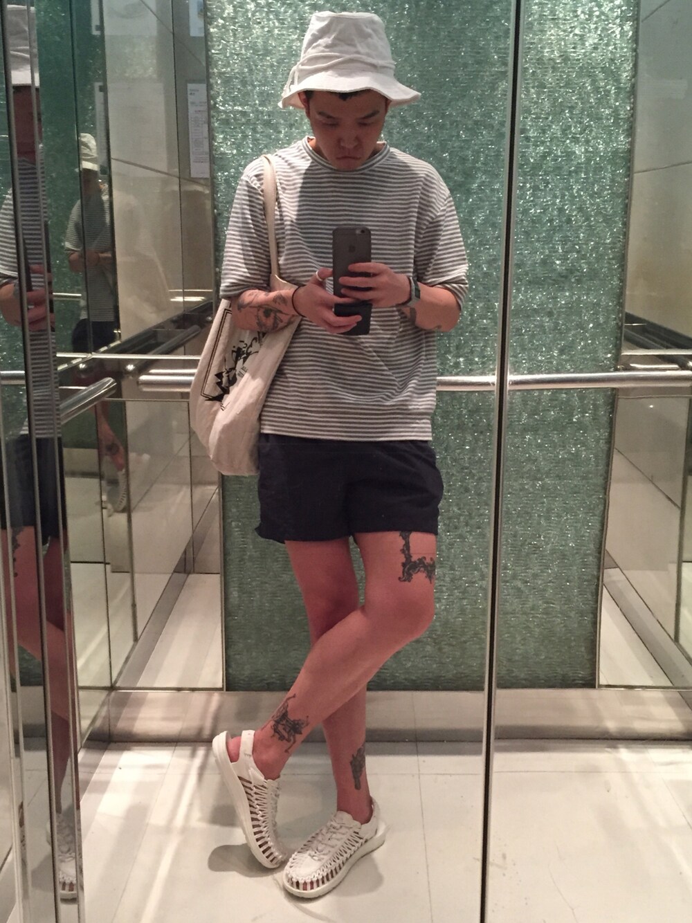 「tattoo、hat、white、Hong Kong、ootd」｜「KEENのアイテム（サンダル、ホワイト系）」を使った、r____h_ngさん（メンズ・175cm）の夏コーディネートの1枚目の写真