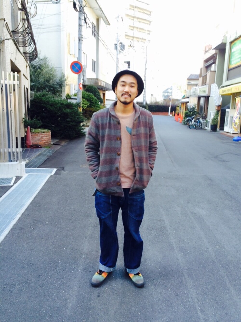 「JAVARAのアイテム（Tシャツ/カットソー、ブラウン系）」を使った、JAVARA'Sさん（メンズ・175cm）の冬コーディネートの1枚目の写真