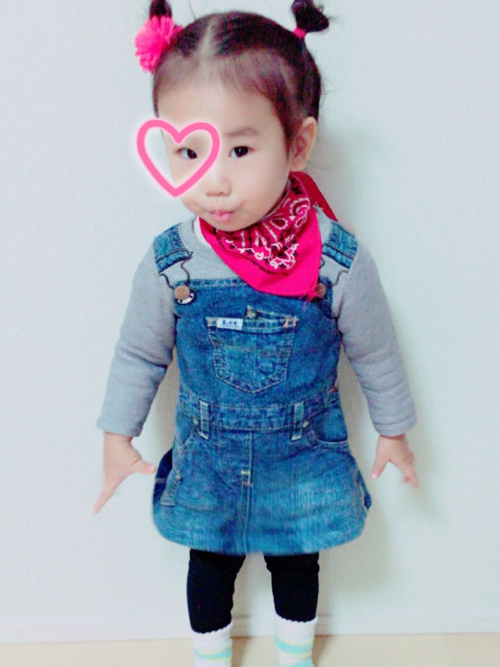 「フェイクデニム、１歳８ヶ月、女の子」｜「MARKEY'Sのアイテム（サロペット/オーバーオール、ブルー系）」を使った、Kiichan👸🏼さん（キッズ・80cm）の冬コーディネートの1枚目の写真