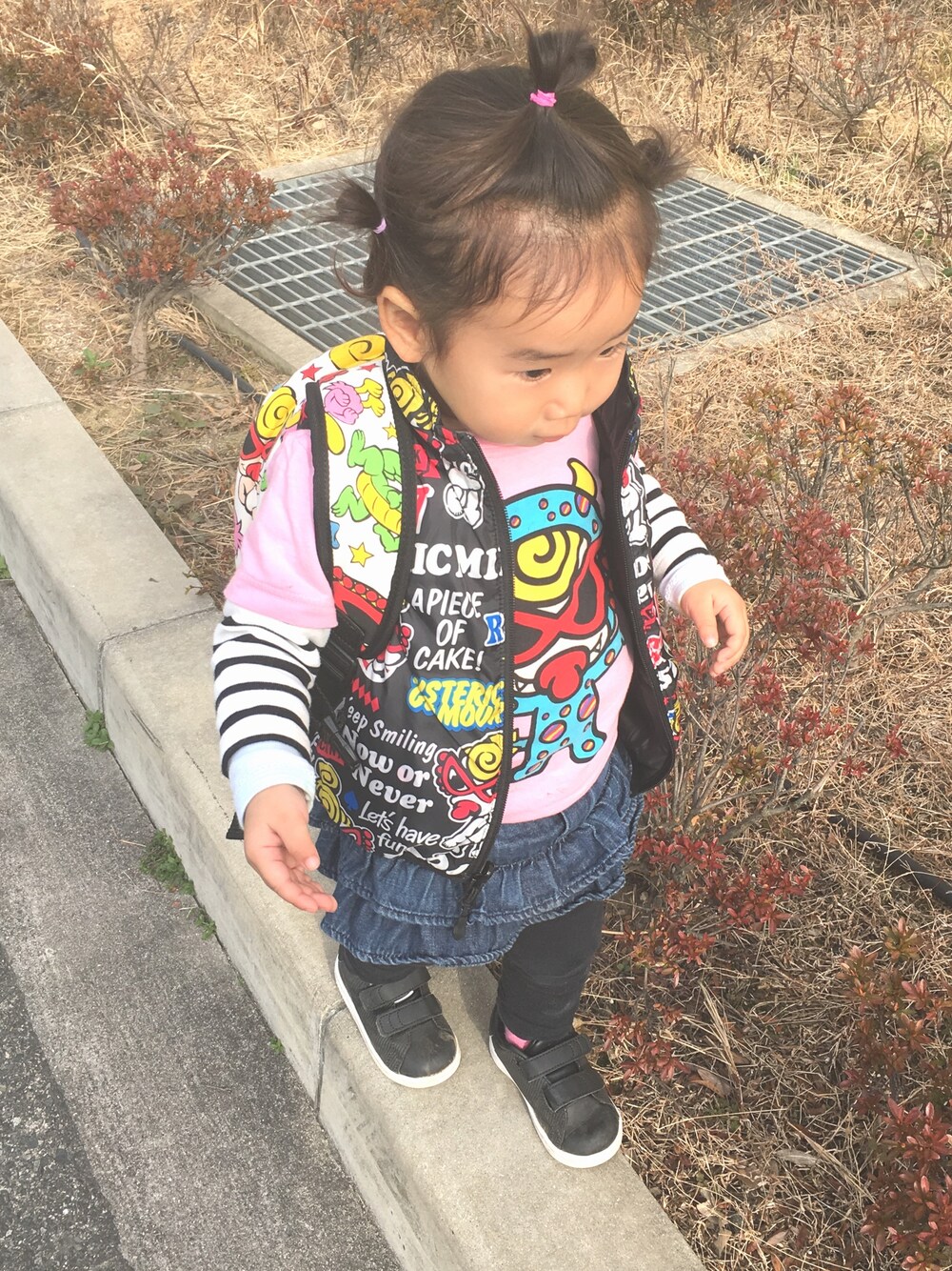 「おんなのこ、キッズコーデ、1歳11ヶ月、公園スタイル、ダウンベスト」｜「HYSTERIC MINIのBABY Hungry meet the OKIDOKI Monsters Tシャツ（Tシャツ/カットソー、ピンク系）」を使った、Kiichan👸🏼さん（キッズ・80cm）の春コーディネートの1枚目の写真