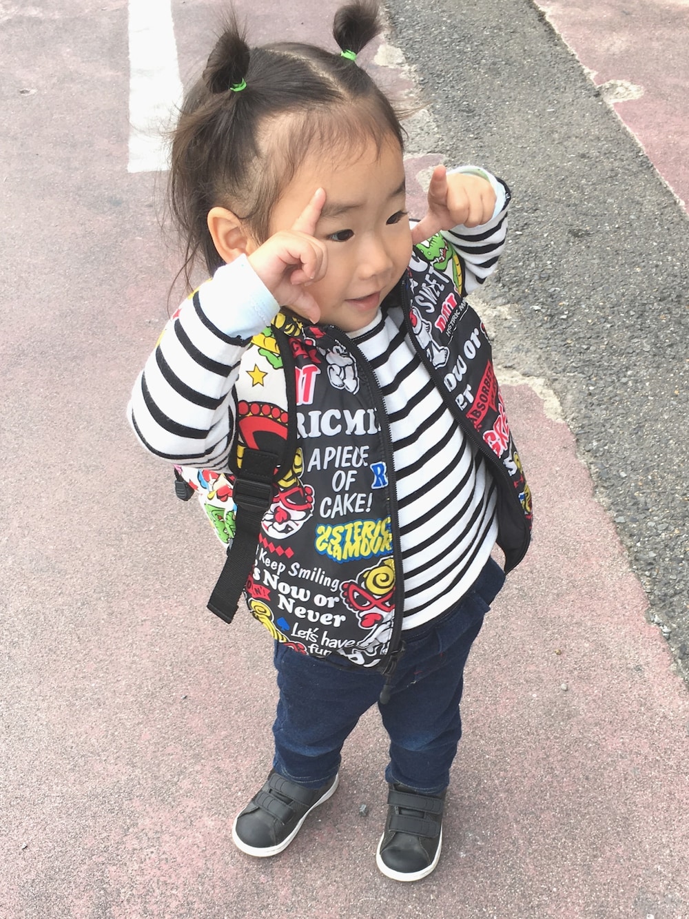 「女の子、2歳、デニムパンツ、キッズコーデ」｜「HYSTERIC MINIのアイテム（ダウンベスト、ブラック系）」を使った、Kiichan👸🏼さん（キッズ・80cm）の春コーディネートの1枚目の写真