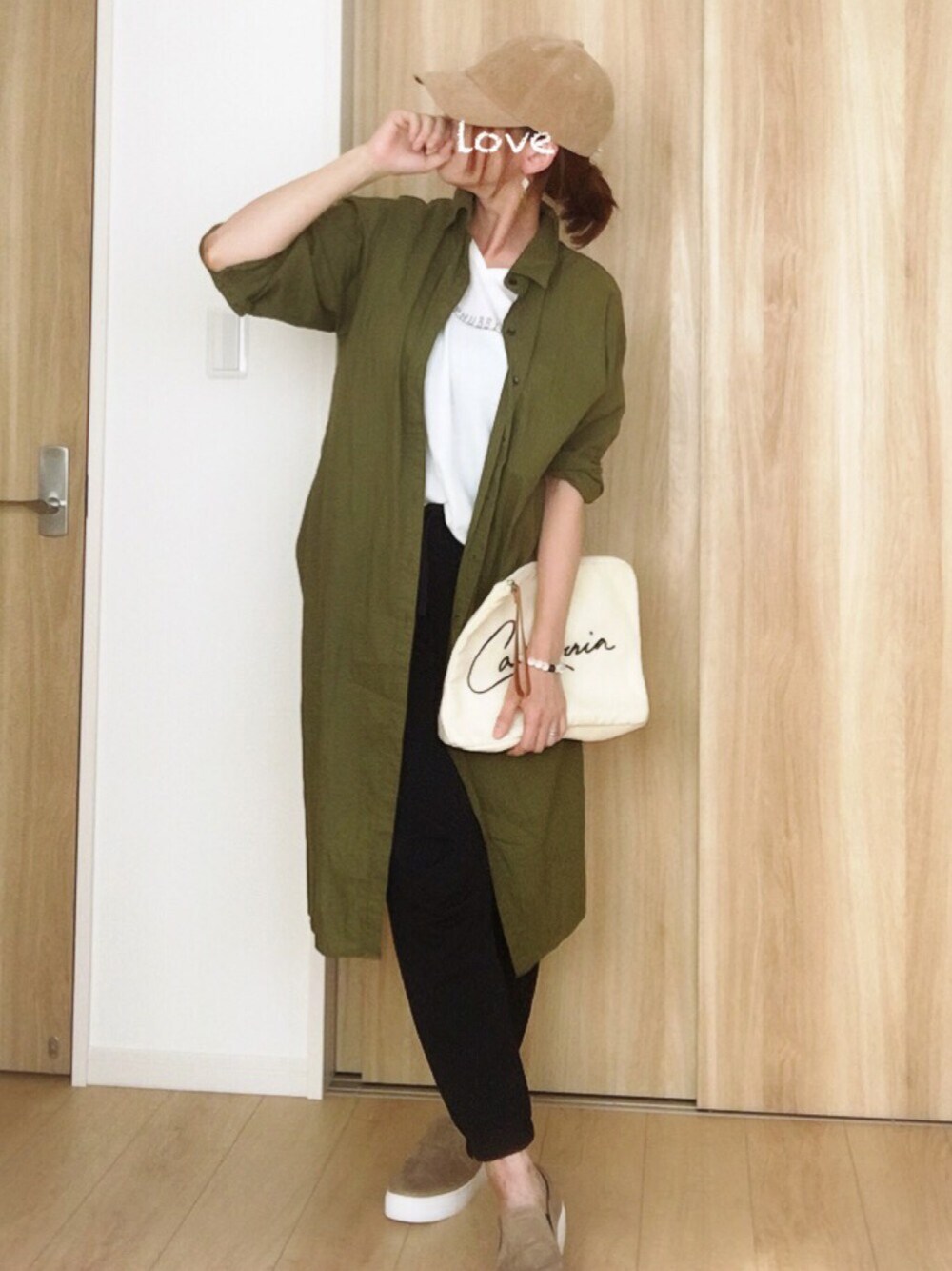 「秋コーデ、パンツスタイル、ユニクロ、ロングシャツ、スリッポン、ジョガーパンツ、クラッチバッグ、スウェード、プチプラ、1人秋色カーキ祭り」｜「coenのPlainキャップ(ホワイト ⇒ WEB限定カラー)（キャップ、ベージュ系）」を使った、♥︎ 𝕃𝕆𝕍𝔼 ♥︎さん（レディース・163cm）の夏コーディネートの1枚目の写真