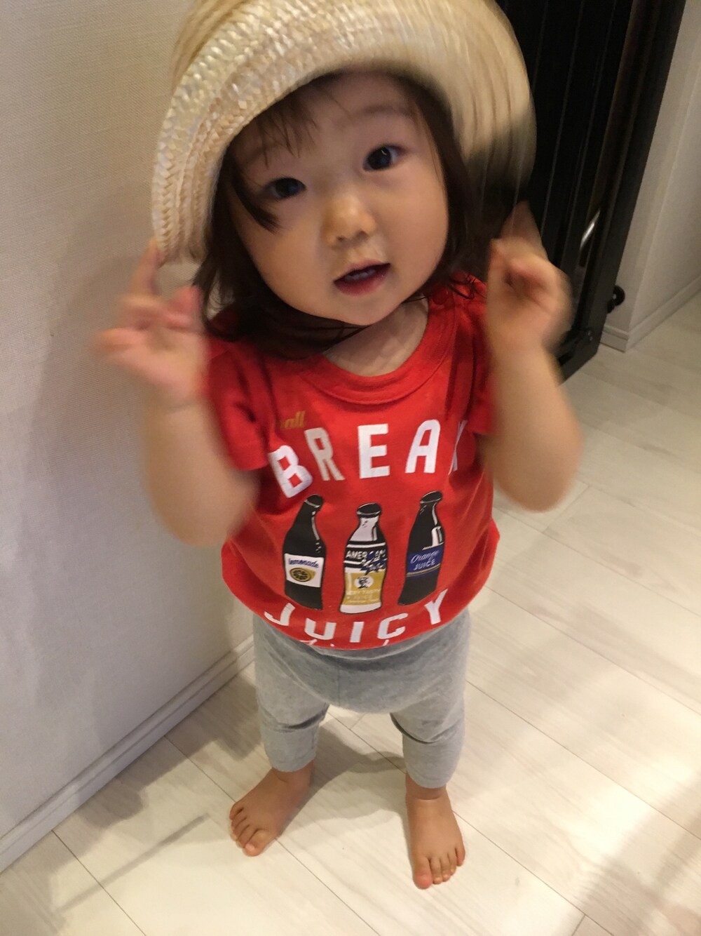 「kids、女の子、帽子、1歳」｜「Birthdayのアイテム（Tシャツ/カットソー、レッド系）」を使った、さやさん（キッズ・80cm）の夏コーディネートの1枚目の写真
