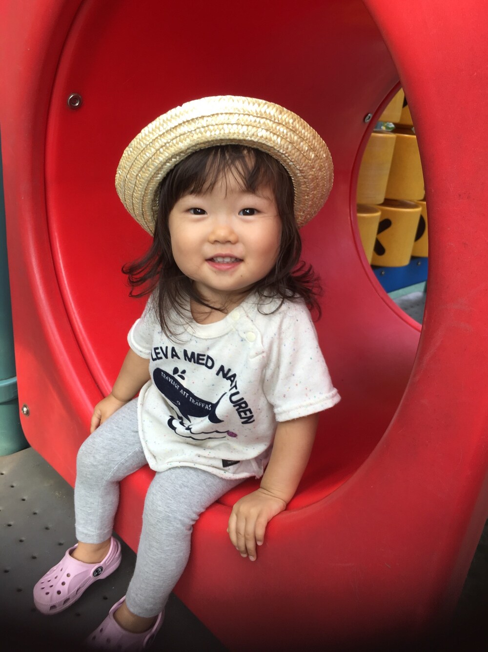 「kids、女の子、1歳、サンダル」｜「Birthdayのアイテム（Tシャツ/カットソー、ホワイト系）」を使った、さやさん（キッズ・80cm）の夏コーディネートの1枚目の写真