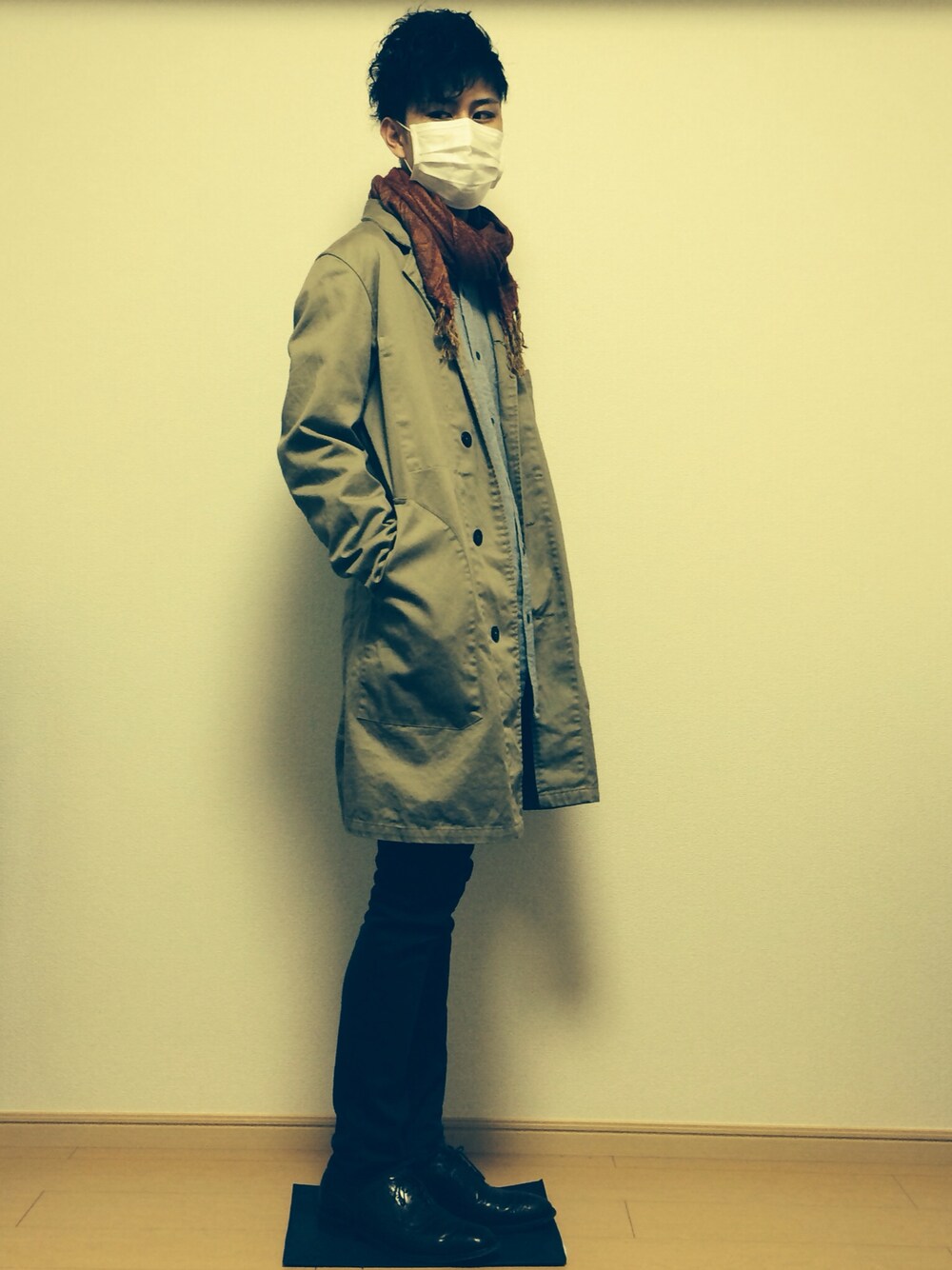 グレー系のシャツ/ブラウス、ブラック系のデニムパンツ、ブラウン系のブーツを着用したメンズの冬コーディネートの1枚目の写真