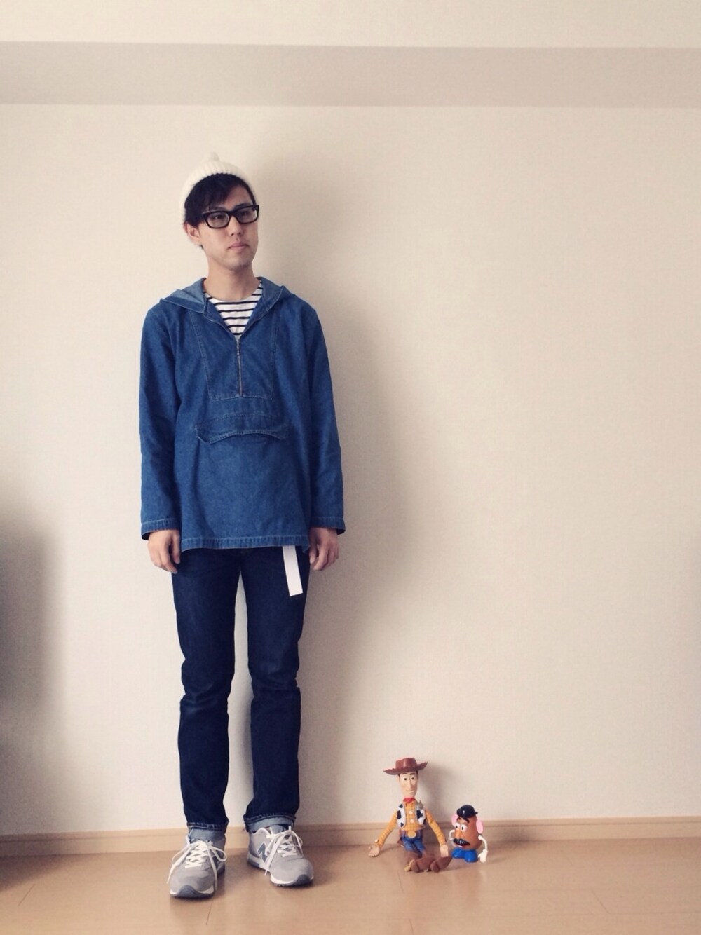 ブルー系のデニムパンツ、ブラック系のメガネを着用したメンズの春コーディネートの1枚目の写真