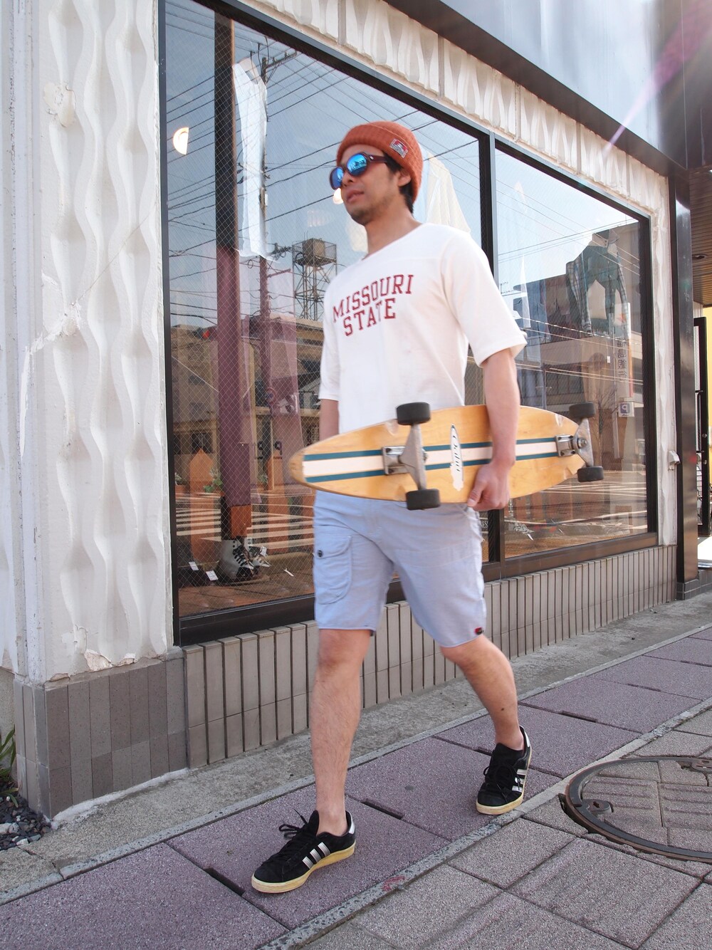 「 サングラス、ニットキャップ、ショーツスタイル、 5分Tシャツ」｜「devadurgaのデヴァドゥルガ/MIRROR SUNGLASSES（サングラス、レッド系）」を使った、パズルさん（メンズ・178cm）の春コーディネートの1枚目の写真