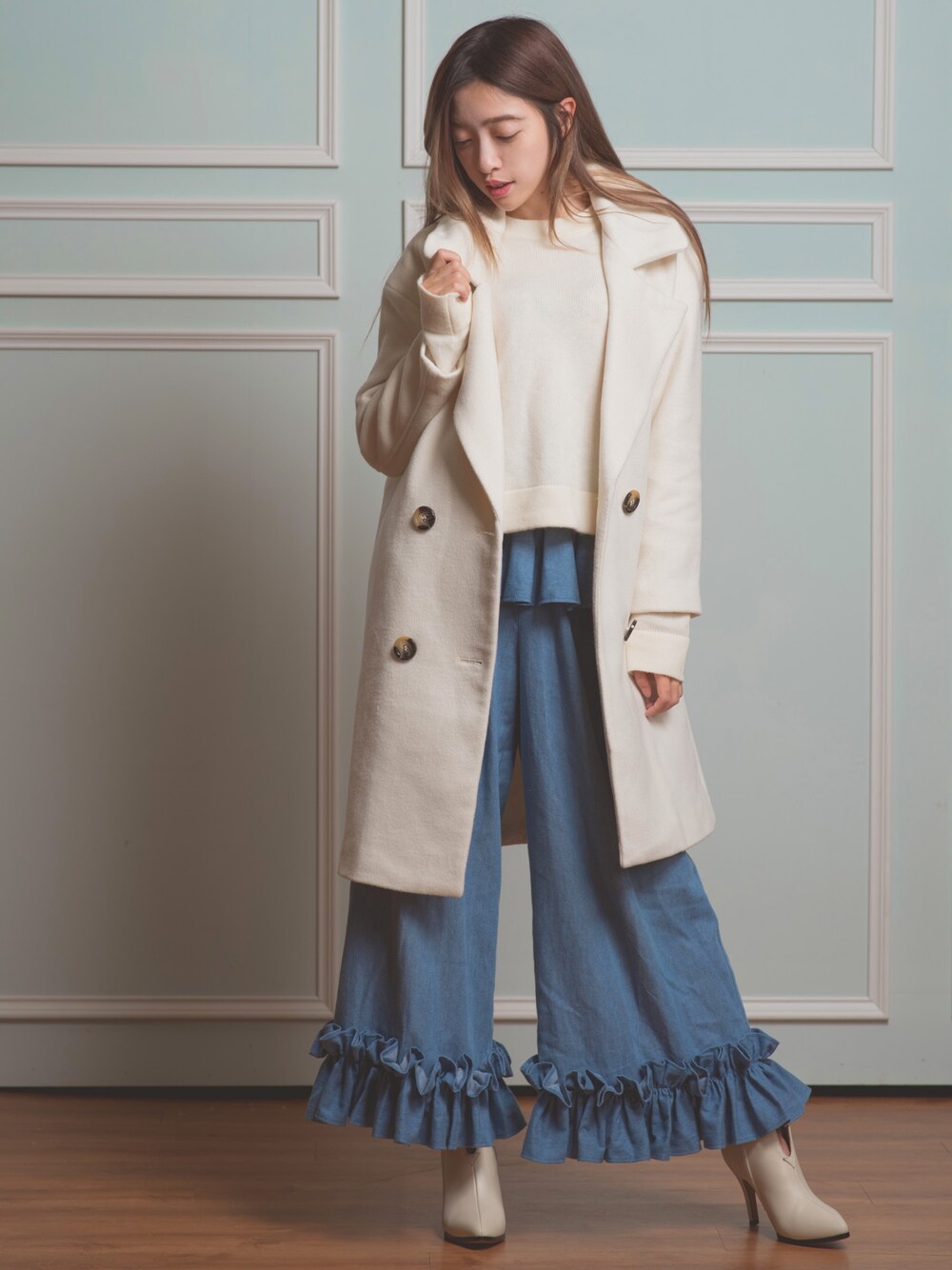「シンプルコーデ、休日スタイル、パンツスタイル、白ニット、オーバーサイズ、コート、コートスタイル、culottes、おしゃれ、キュロット」｜「UNIQLOのアイテム（スウェット、ホワイト系）」を使った、若桜鳴さん（レディース・155cm）の秋コーディネートの1枚目の写真