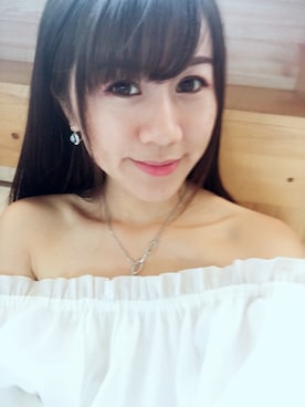 「SWAROVSKI（スワロフスキー）のアイテム（イヤリング、ブルー系）」を使った、Abby Zhangさん（レディース・160cm）の夏コーディネート