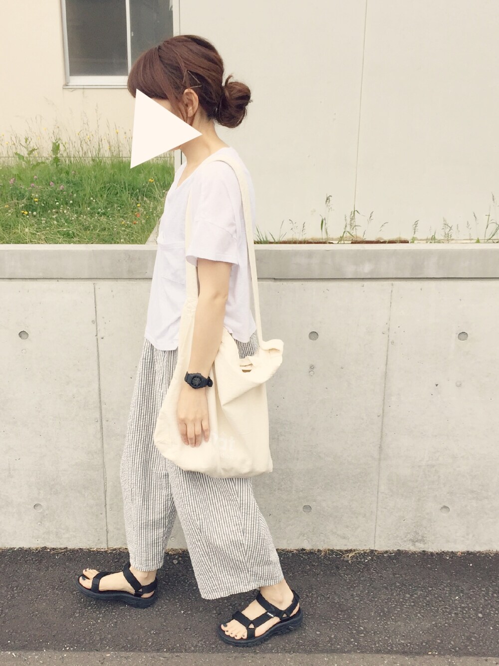 ブルー系のその他パンツ、ホワイト系のショルダーバッグ、ホワイト系のTシャツ/カットソーを着用したレディースの夏コーディネートの1枚目の写真