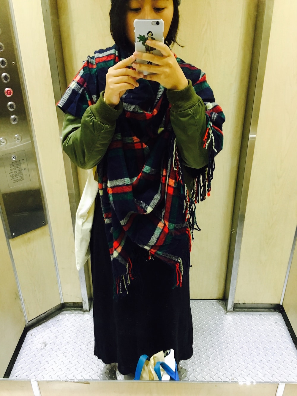 「skirt、MA-1」｜「GUのアイテム（スーツジャケット、グリーン系）」を使った、Coco Huangさん（レディース・162cm）の冬コーディネートの1枚目の写真