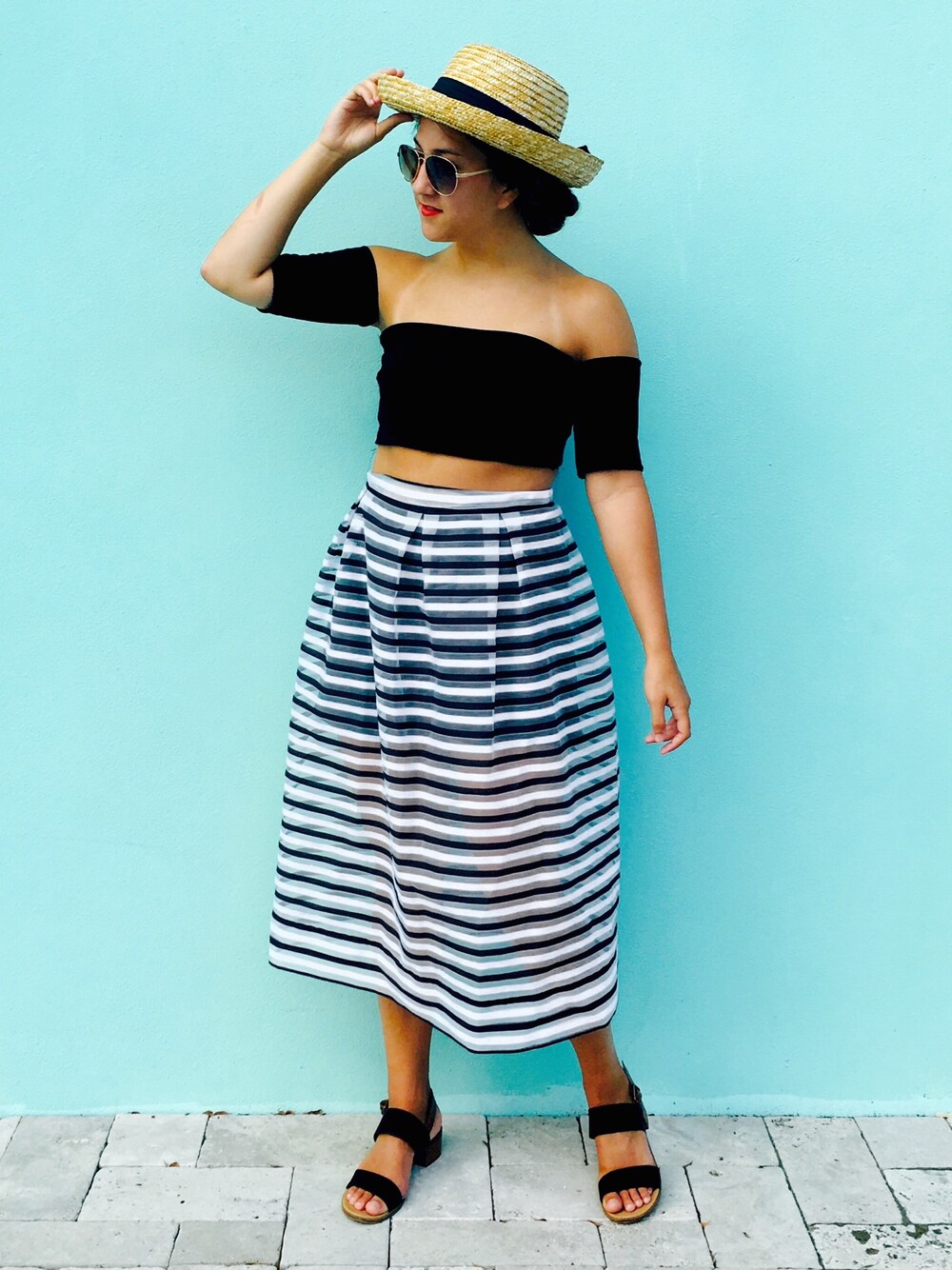 「sunhats_vogue、sunhat、stripes、croptop、midiskirt、skort」｜「no brandのアイテム（ハット、ベージュ系）」を使った、Gabrielleさん（レディース・168cm）の夏コーディネートの1枚目の写真