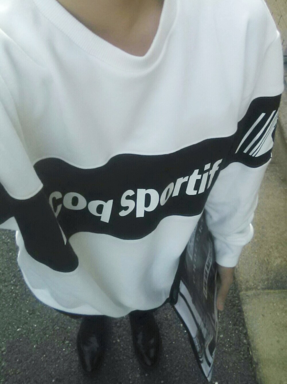 「LECOQSPORTIF 、RAGEBLUE、tabio、TAPFOOT 、BEAMS、ロゴスウェット、黒スキニー、クラッチバッグ」｜「BEAMS Tの◎le coq sportif×BEAMS T / CREW SWEAT（スウェット、ホワイト系）」を使った、佐藤  佑樹さん（メンズ・168cm）の秋コーディネートの1枚目の写真