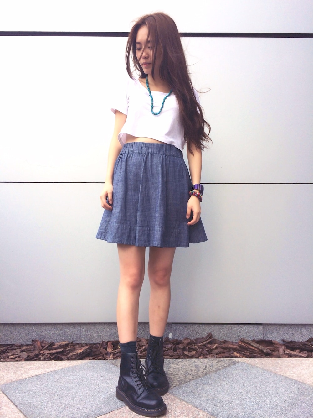 「H&Mのアイテム（Tシャツ/カットソー、ホワイト系）」を使った、Stephanie Choiさん（レディース・157cm）の秋コーディネートの1枚目の写真