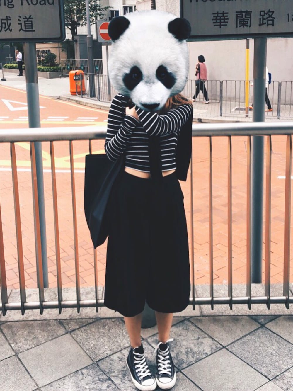 「black、panda」｜「no brandのアイテム（パンツ、ブラック系）」を使った、Stephanie Choiさん（レディース・159cm）の春コーディネートの1枚目の写真