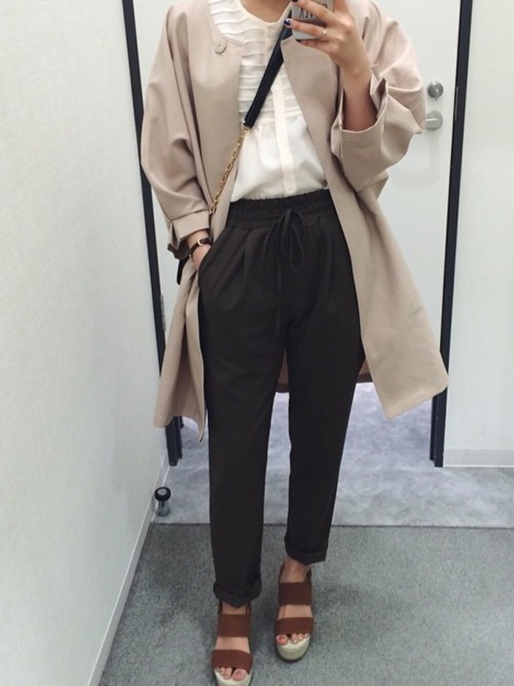 「ZARAのアイテム（サロペット/オーバーオール、ブラウン系）」を使った、Edwinaさん（レディース・161cm）の春コーディネートの1枚目の写真