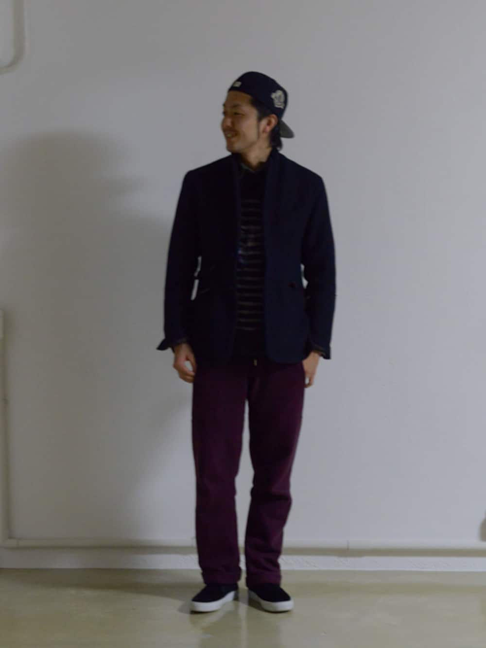 ブルー系のテーラードジャケットを着用したメンズの冬コーディネートの1枚目の写真