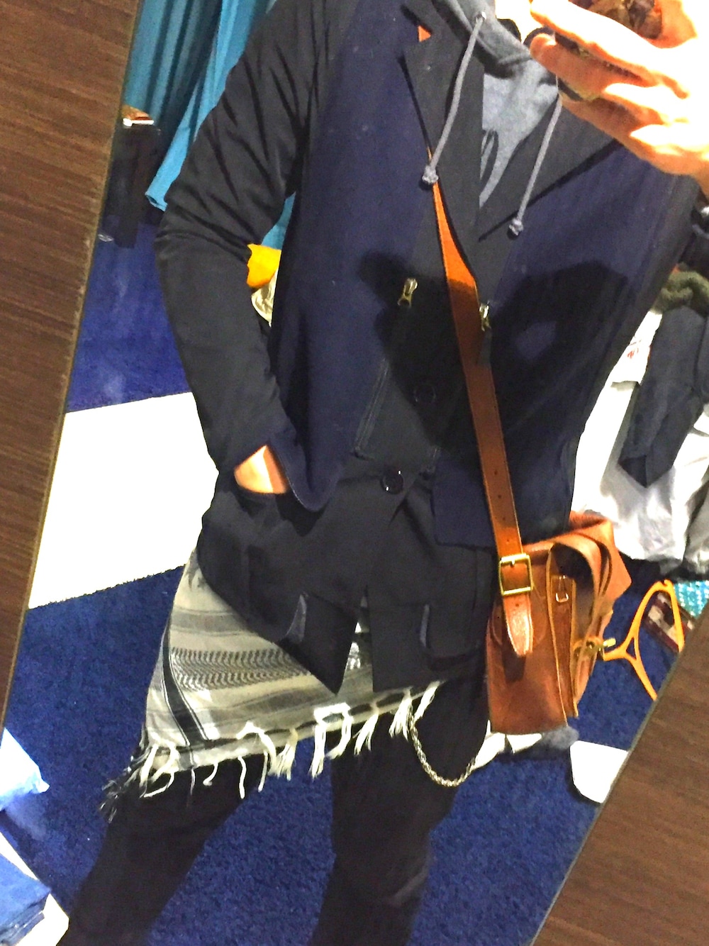 「ジャケット、パーカー、ドクターマーチン」｜「Dr. Martensのアイテム（ショルダーバッグ、ブラウン系）」を使った、たかとさんさん（メンズ・176cm）の春コーディネートの1枚目の写真