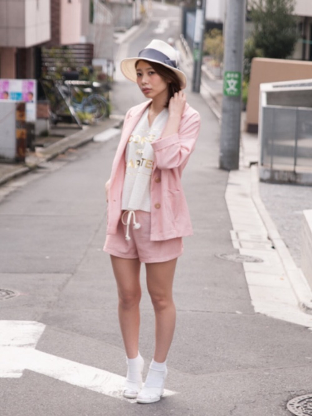 レッド系のその他パンツ、レッド系のテーラードジャケット、ホワイト系のTシャツ/カットソーを着用したレディースの冬コーディネートの1枚目の写真