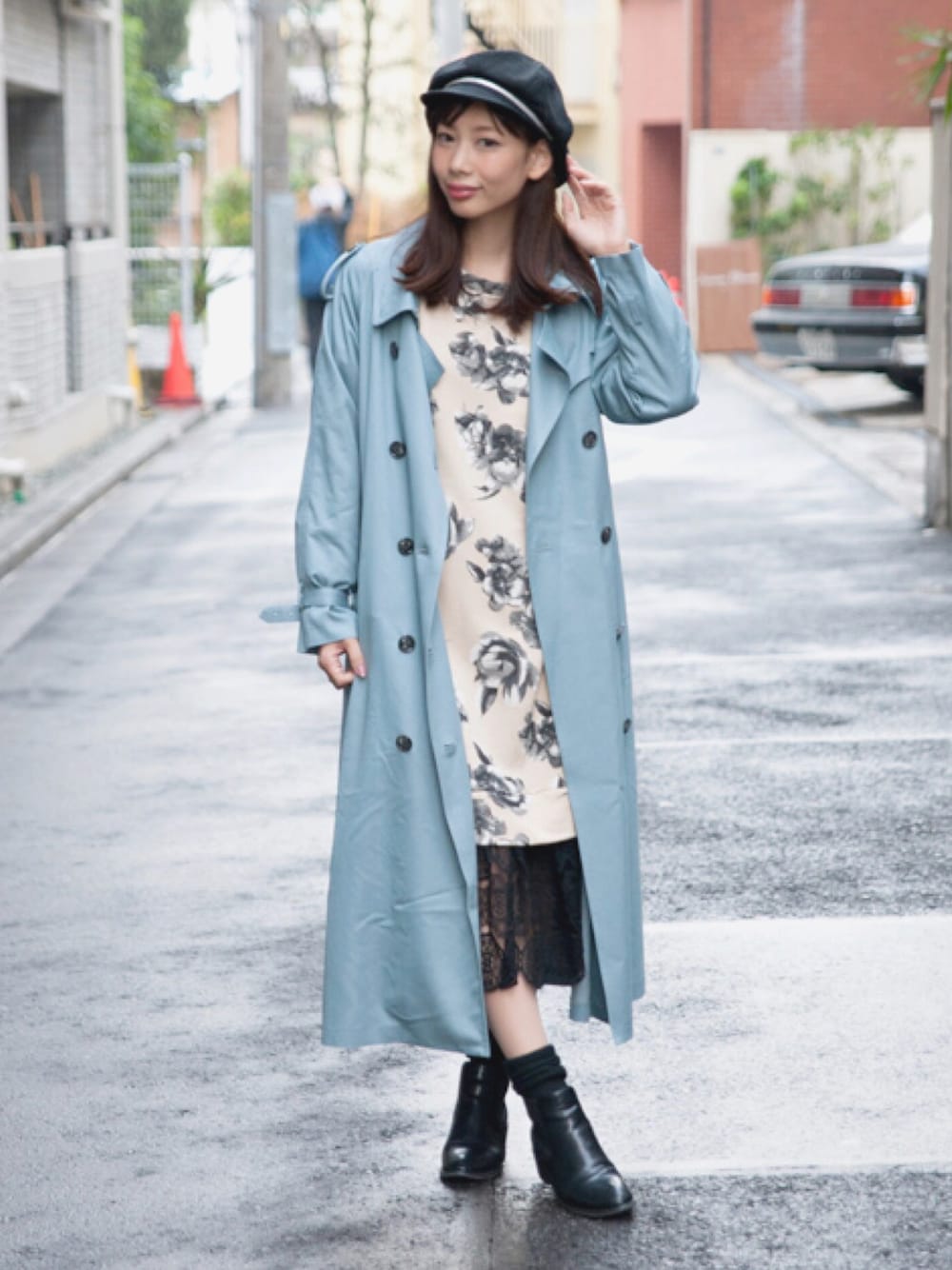 「キャスケット、トレンチコート、サックスブルー、花柄ワンピース」｜「LAYMEEのMonako trench coat（トレンチコート、ブルー系）」を使った、ＭＩＣＨＩＲＵさん（レディース・162cm）の秋コーディネートの1枚目の写真