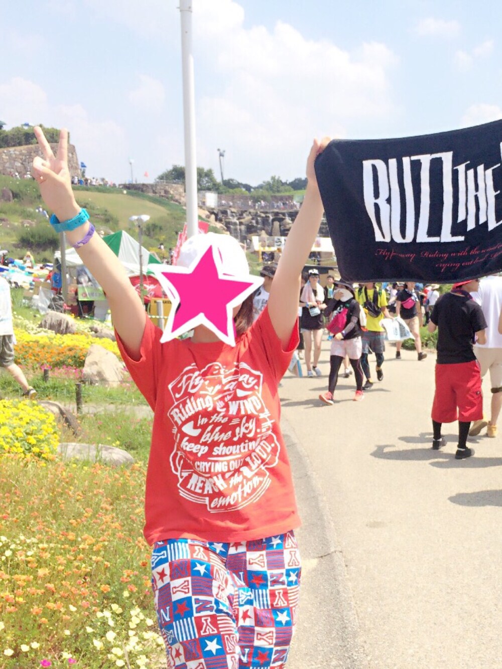 レッド系のTシャツ/カットソー、レッド系のその他パンツ、ブルー系のアナログ腕時計を着用したレディースの秋コーディネートの1枚目の写真