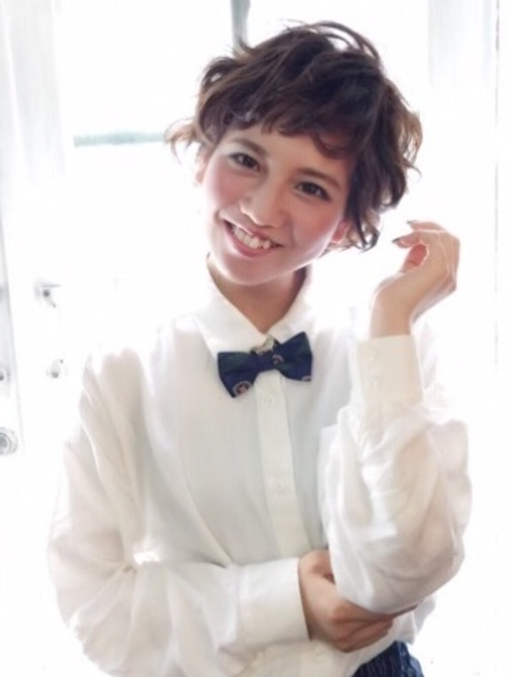 「撮影、サロンモデル、美容室、蝶ネクタイ、ショートヘア、大きめシャツ」｜「古着のアイテム（シャツ/ブラウス、ホワイト系）」を使った、ひらめ。さん（レディース・164cm）の冬コーディネートの1枚目の写真