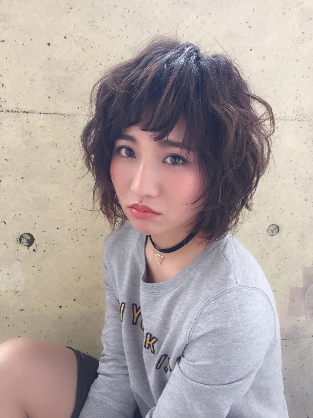 「撮影、ショートヘア、ボブ、カジュアル、ロック」｜「CIAOPANICのアイテム（スウェット、グレー系）」を使った、ひらめ。さん（レディース・164cm）の冬コーディネートの1枚目の写真