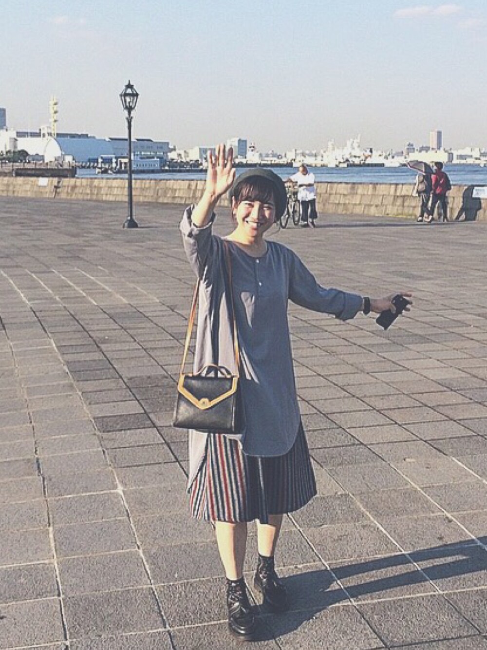 「ベレー帽、ゆるコーデ、ロングシャツ、古着、古着MIX、ゆるゆる、ストライプ、ミモレ丈スカート、きれいめカジュアル、シンプルコーデ」｜「CANVAS.のアイテム（シャツ/ブラウス、グレー系）」を使った、ひらめ。さん（レディース・164cm）の秋コーディネートの1枚目の写真