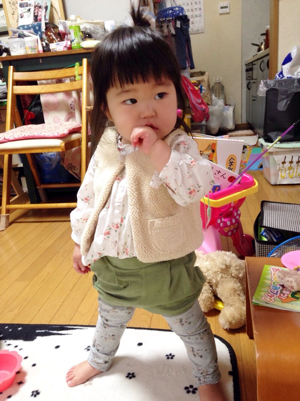 「かぼちゃパンツ、パステルカラー、ベスト、女の子、花柄」｜「OSHKOSHのアイテム（シャツ/ブラウス、ホワイト系）」を使った、misatooさん（キッズ・80cm）の春コーディネートの1枚目の写真