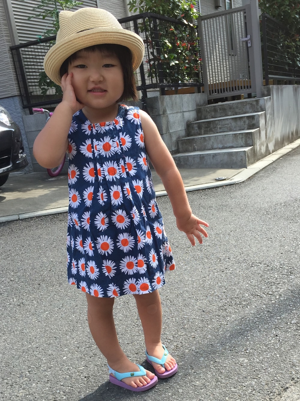 「夏、女の子、marimekko、マリメッコ、マーガレット、サマースタイル、麦わら帽子、ワンピース、まだきれる、おちびさん」｜「marimekkoのNovember Girls / TUIKKI（ワンピース、ブルー系）」を使った、misatooさん（キッズ・80cm）の夏コーディネートの1枚目の写真