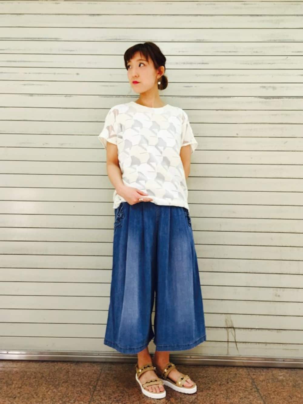 「ブラウス、ホワイト、ブルー、＃デニム、サンダル、#シースルー、#ガウチョパンツ」｜「H.A.Kのフットベットサンダル（サンダル、ベージュ系）」を使った、makkyoさん（レディース・164cm）の春コーディネートの1枚目の写真