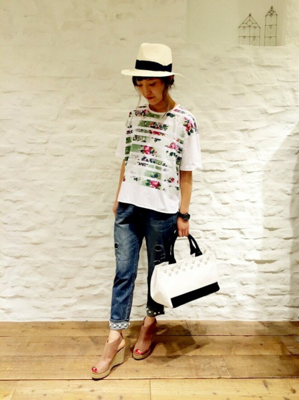 「ボーダー、Tシャツ、#パール、＃デニム、#ハット、#サンダル、#ウェッジソール、#フラワープリント」｜「H.A.KのボーダーフラワープリントＴシャツ（Tシャツ/カットソー、ホワイト系）」を使った、makkyoさん（レディース・164cm）の夏コーディネートの1枚目の写真