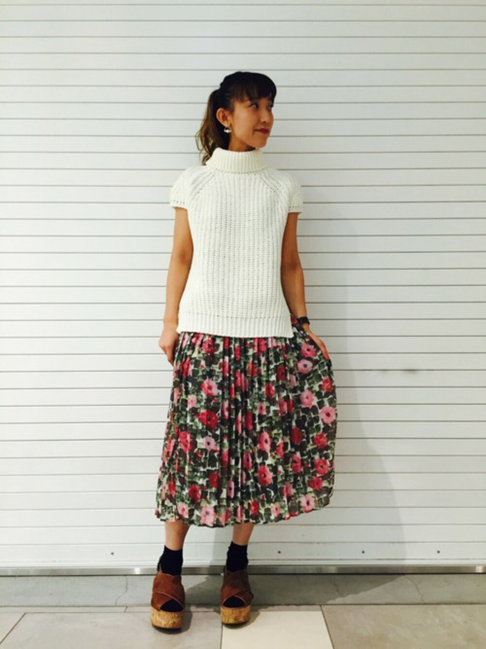 「#ニット、秋のコーデ、#花柄、#タートルネック、#サンダル、＃プリーツスカート、#ウエッジソール」｜「H.A.Kのレザーパッチワークウェッジサンダル（サンダル、イエロー系）」を使った、makkyoさん（レディース・164cm）の夏コーディネートの1枚目の写真