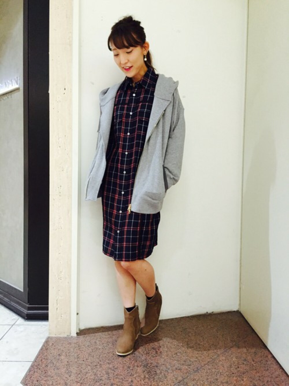 「#スウェット、＃ワンピース、#ショートブーツ、#パーカー、秋服、#チエック」｜「H.A.Kのキュプラコットンツイルチェックワンピース（ワンピース、ブルー系）」を使った、makkyoさん（レディース・164cm）の秋コーディネートの1枚目の写真