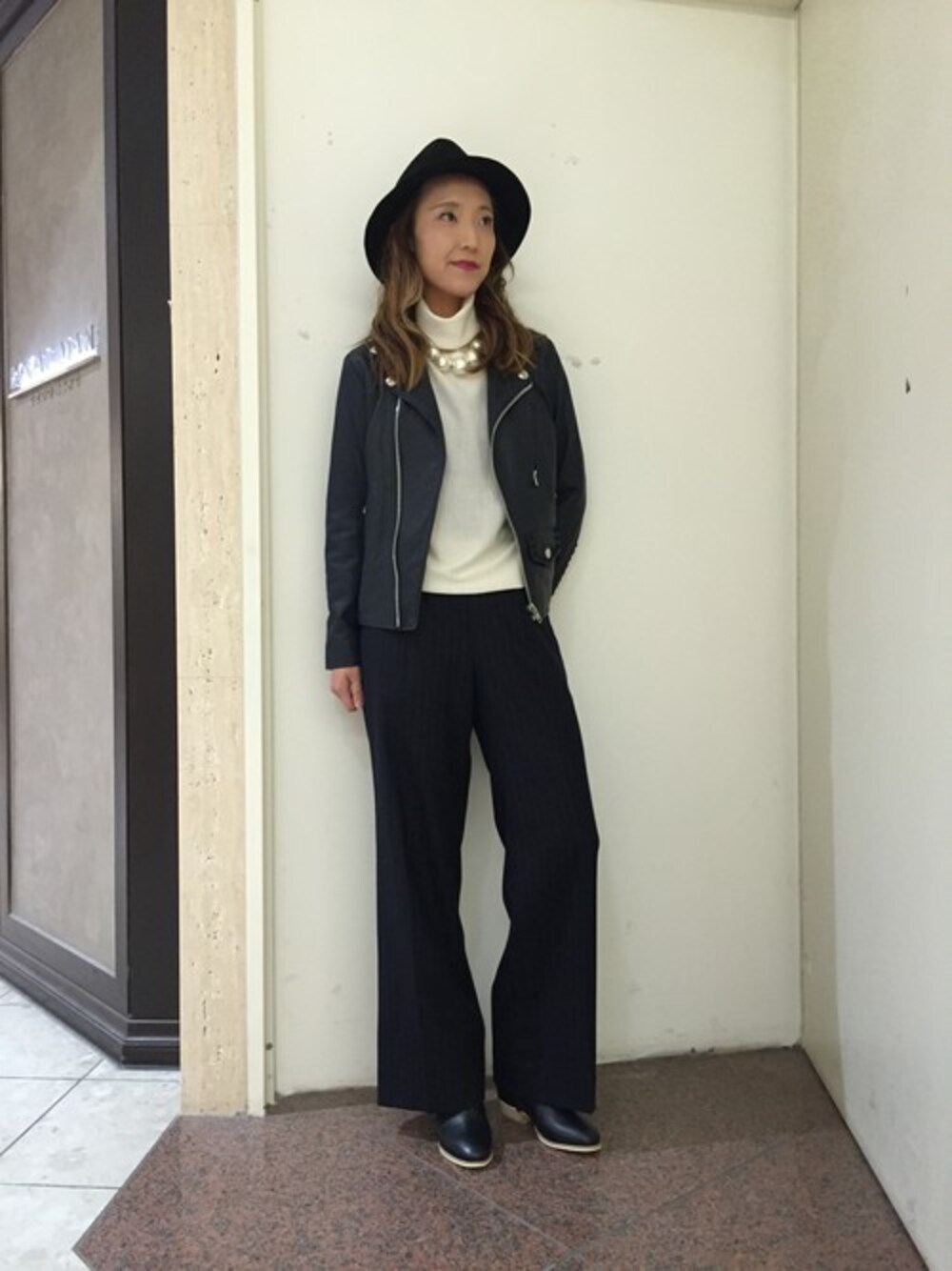 「#ニット、#パール、#ショートブーツ、＃ワイドパンツ、#タートルネック、#パールネックレス、#レザージャケット、#ラムレザー」｜「H.A.Kのラムレザーナチュラルフィニッシュライダース（ライダースジャケット、ブルー系）」を使った、makkyoさん（レディース・164cm）の冬コーディネートの1枚目の写真