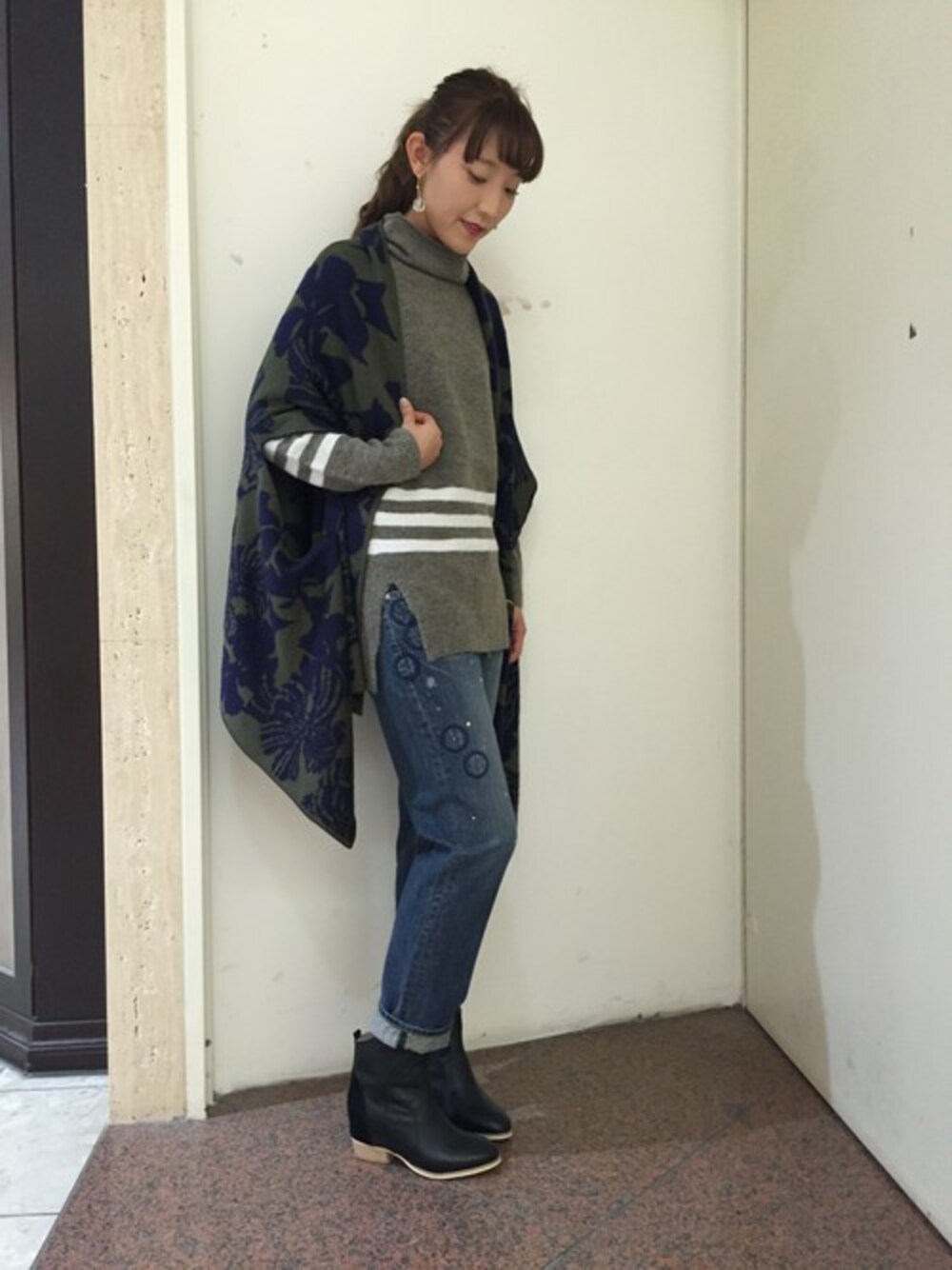 「#ニット、#ショートブーツ、＃ボーダー、＃デニム、#ジャガード、ラフ、＃オフタートル、#ブランケット」｜「H.A.Kの【先行予約商品】ワッペン＆ペイント　トムボーイデニムパンツ（デニムパンツ、ブルー系）」を使った、makkyoさん（レディース・164cm）の冬コーディネートの1枚目の写真