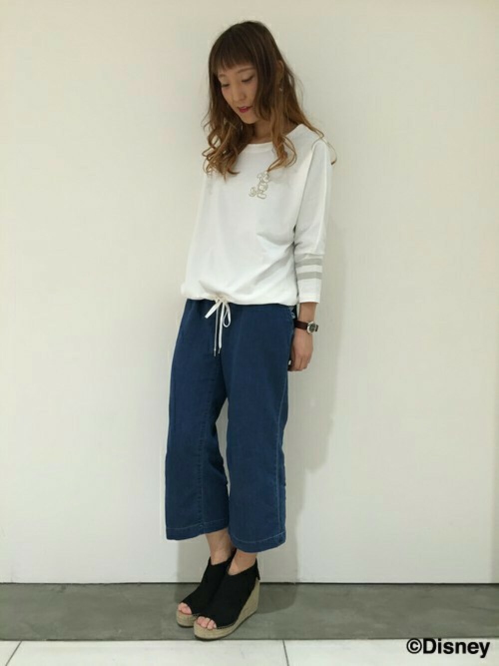 「シンプル、ドルマン、＃デニム、大人カジュアル、#ミッキー、#プルオーバー、#ガウチョ、#ミッキーマウス」｜「H.A.KのＨ．Ａ．Ｋ　ドルマンカットソー（ミッキーマウス）（Tシャツ/カットソー、ホワイト系）」を使った、makkyoさん（レディース・164cm）の春コーディネートの1枚目の写真