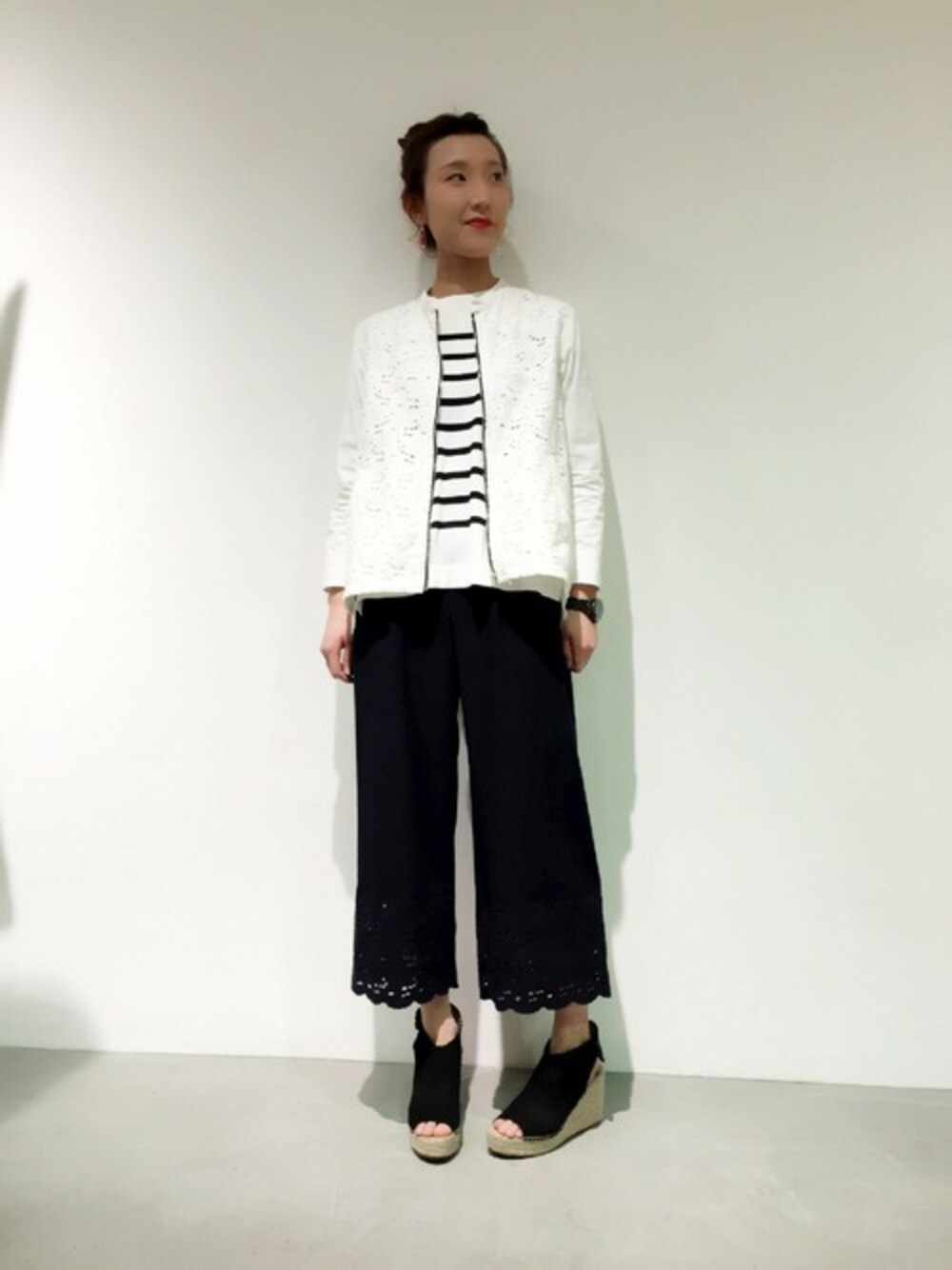 「#ブルゾン、モノトーン、＃ボーダー、#レース、大人コーデ、#花柄、#春、#ホワイト、#サンダル、#ガウチョ」｜「H.A.Kのチューリップ柄レースブルゾン（ブルゾン、ホワイト系）」を使った、makkyoさん（レディース・164cm）の春コーディネートの1枚目の写真