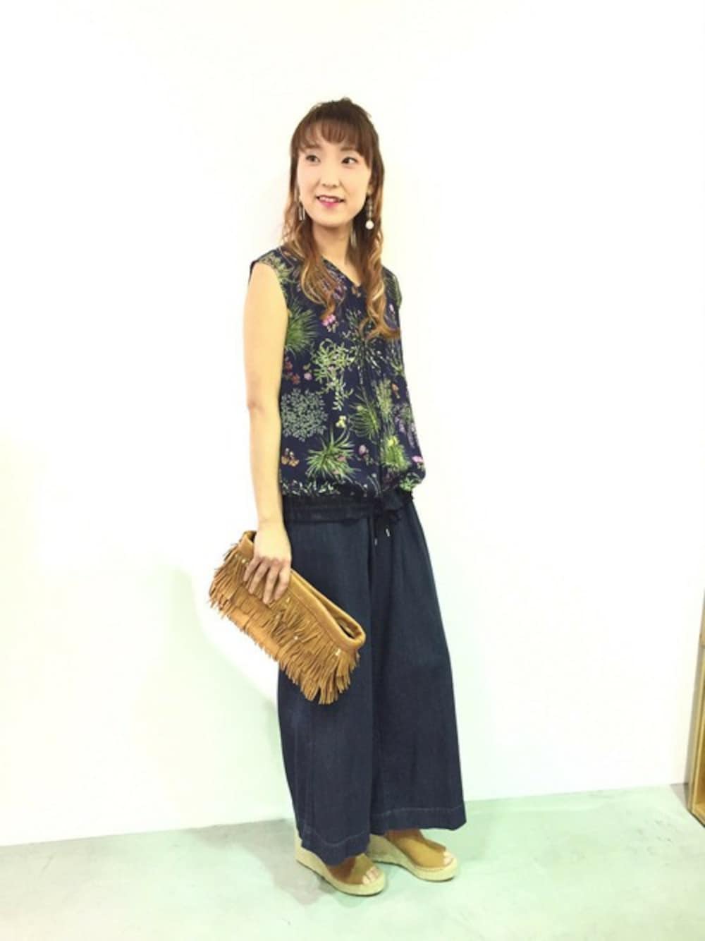 「ブラウス、＃デニム、大人カジュアル、＃ワイドパンツ、ノースリーブ、#サンダル、#ウェッジソール、#フラワープリント、#フラワー、#ワイドデニム」｜「H.A.Kのフラワーパークプリントノースリーブブラウス（シャツ/ブラウス、ブルー系）」を使った、makkyoさん（レディース・164cm）の春コーディネートの1枚目の写真