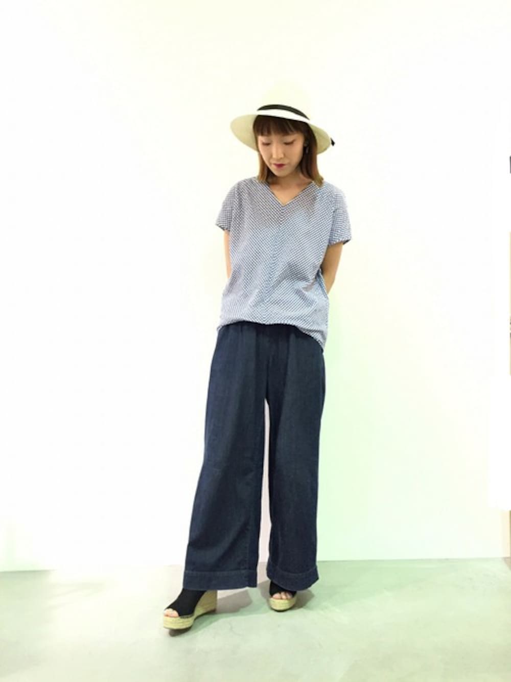 「＃デニム、#ブラウス、#夏、#ハット、＃ワイドパンツ、#サンダル、#Vネック、オトナカジュアル、#ワイドデニム」｜「H.A.Kのシャインシアーサッカーブラウス（シャツ/ブラウス、ホワイト系）」を使った、makkyoさん（レディース・164cm）の春コーディネートの1枚目の写真