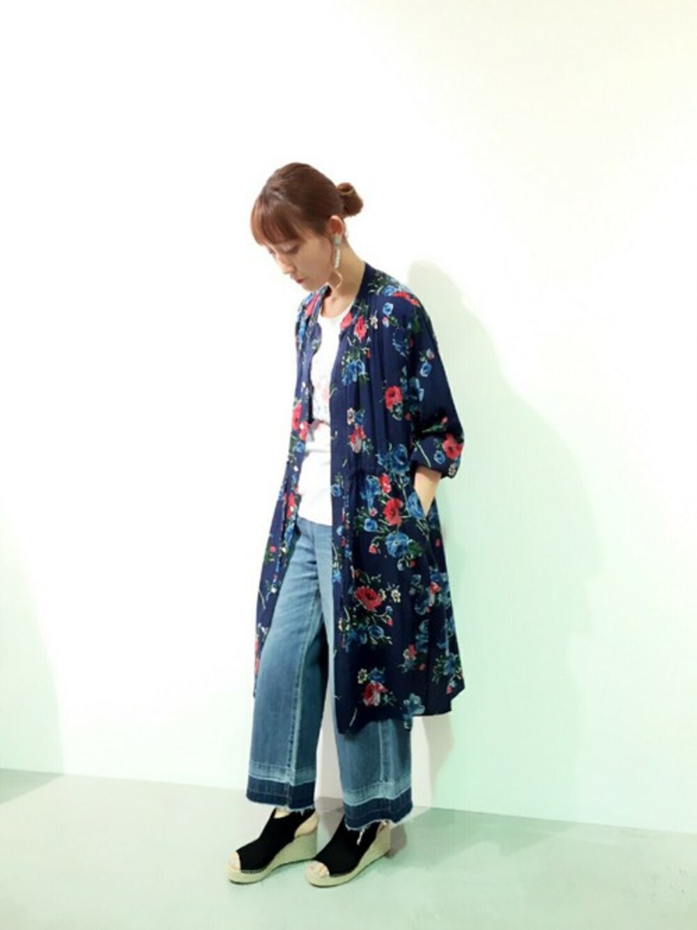 「＃デニム、大人カジュアル、#花柄、＃ワイドパンツ、#サンダル、#ロングワンピ」｜「H.A.Kのオールドローズプリントワンピース（ワンピース、ブルー系）」を使った、makkyoさん（レディース・164cm）の夏コーディネートの1枚目の写真