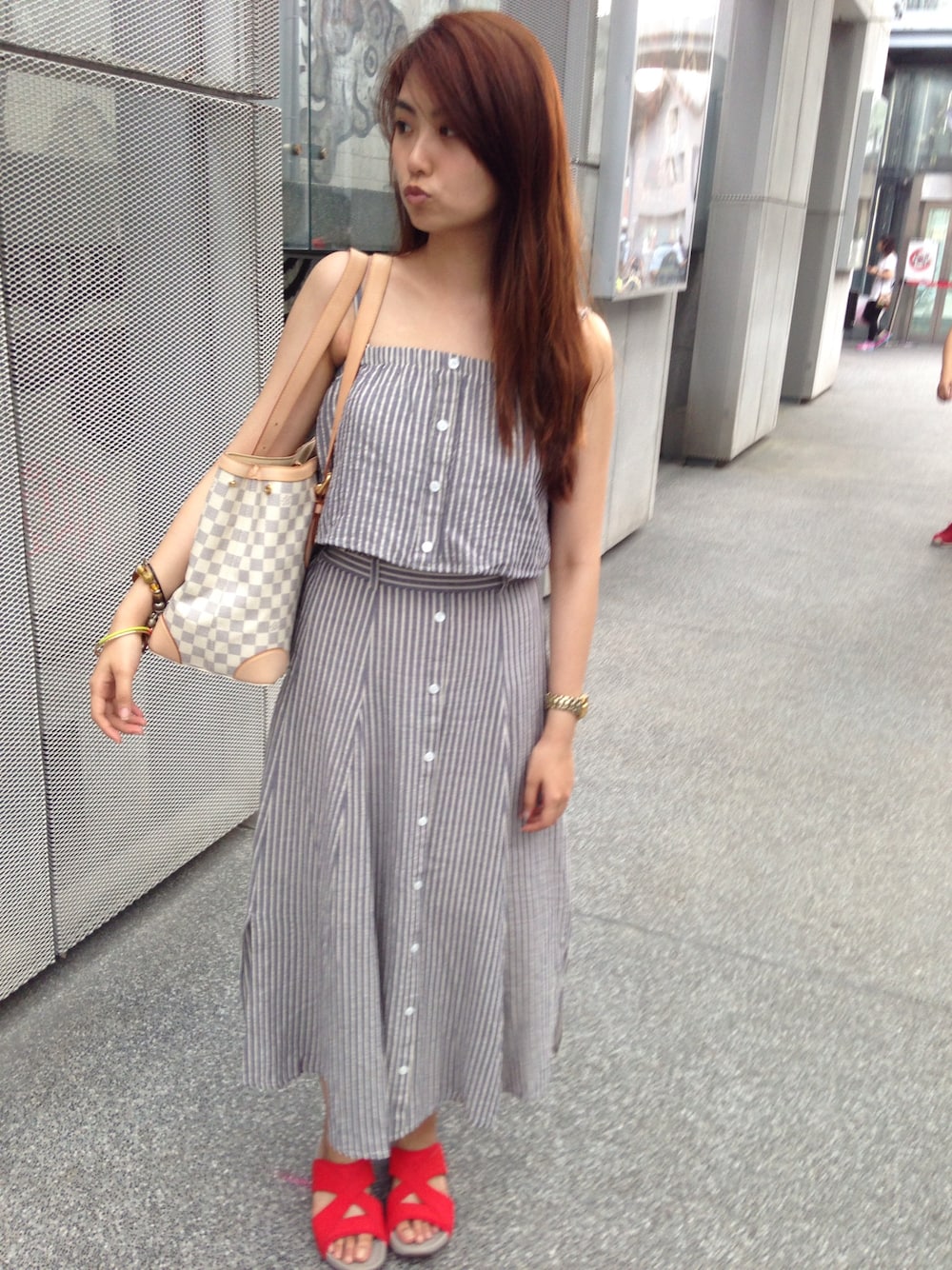 「華山」｜「loafのアイテム（クラッチバッグ、ブルー系）」を使った、JoyPengPengさん（レディース・170cm）の夏コーディネートの1枚目の写真
