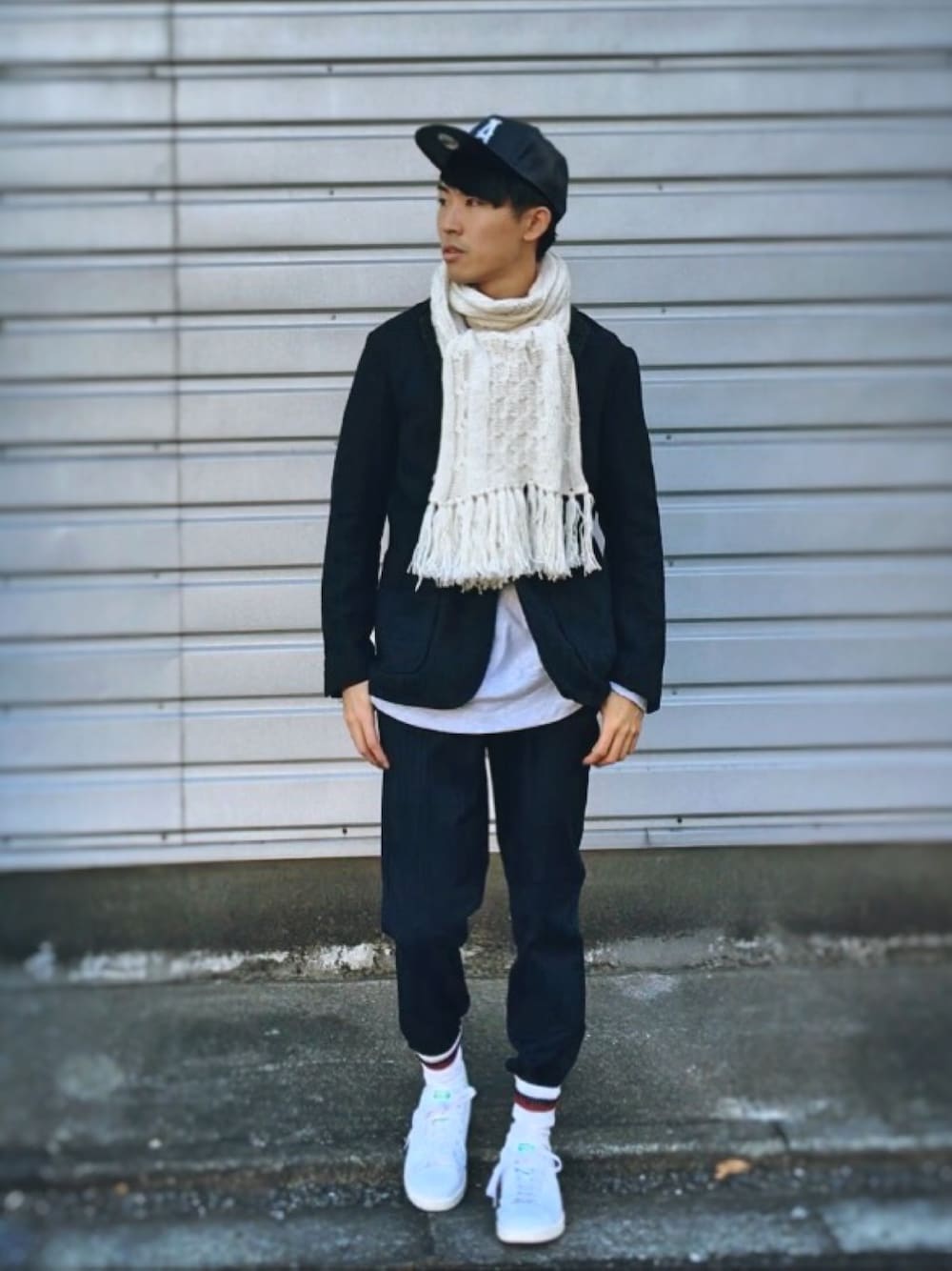 ブルー系のテーラードジャケット、ブルー系のその他パンツ、ホワイト系のスニーカーを着用したメンズの冬コーディネートの1枚目の写真