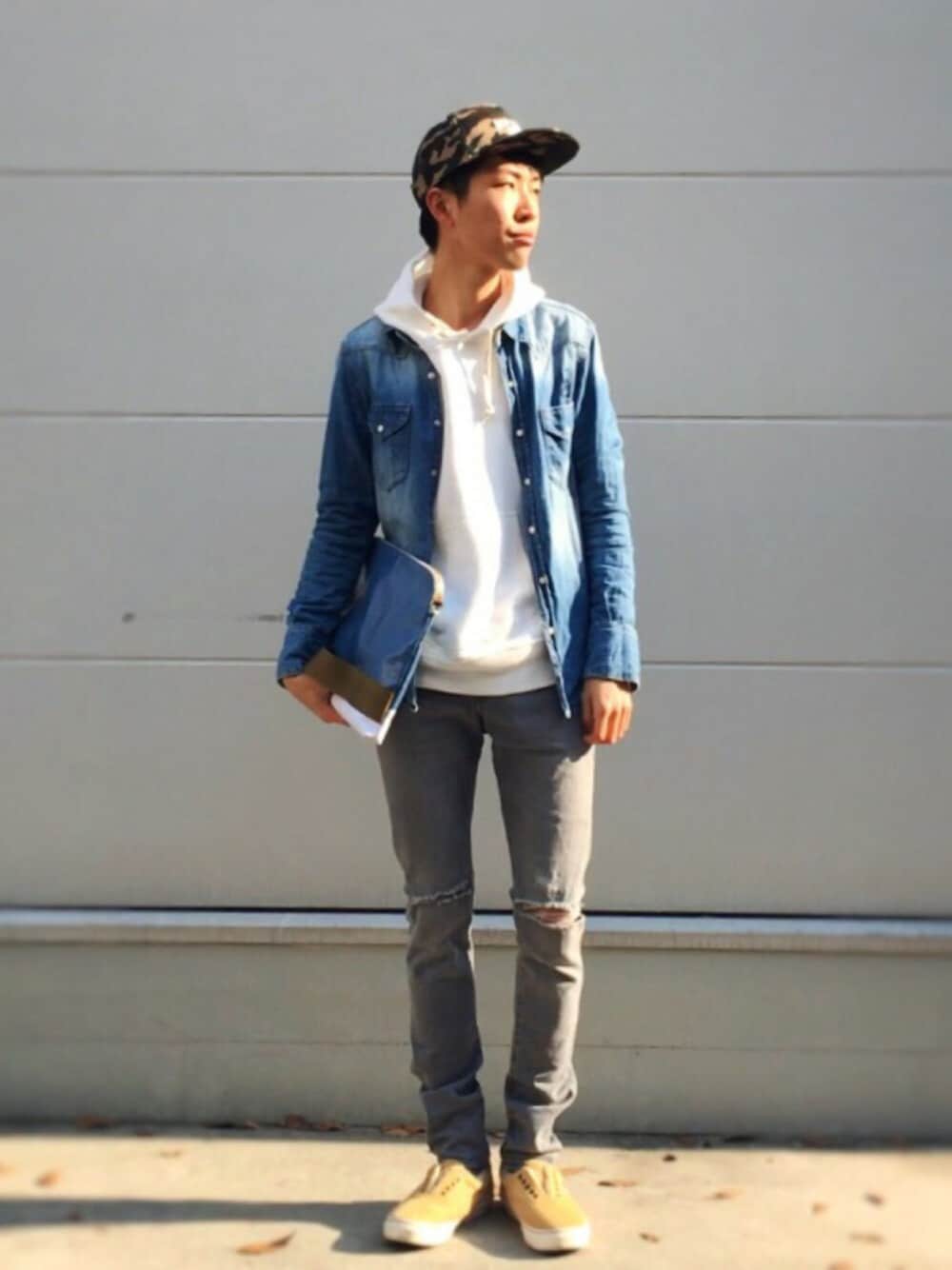 ブルー系のシャツ/ブラウス、グレー系のデニムパンツ、ブルー系のクラッチバッグを着用したメンズの春コーディネートの1枚目の写真