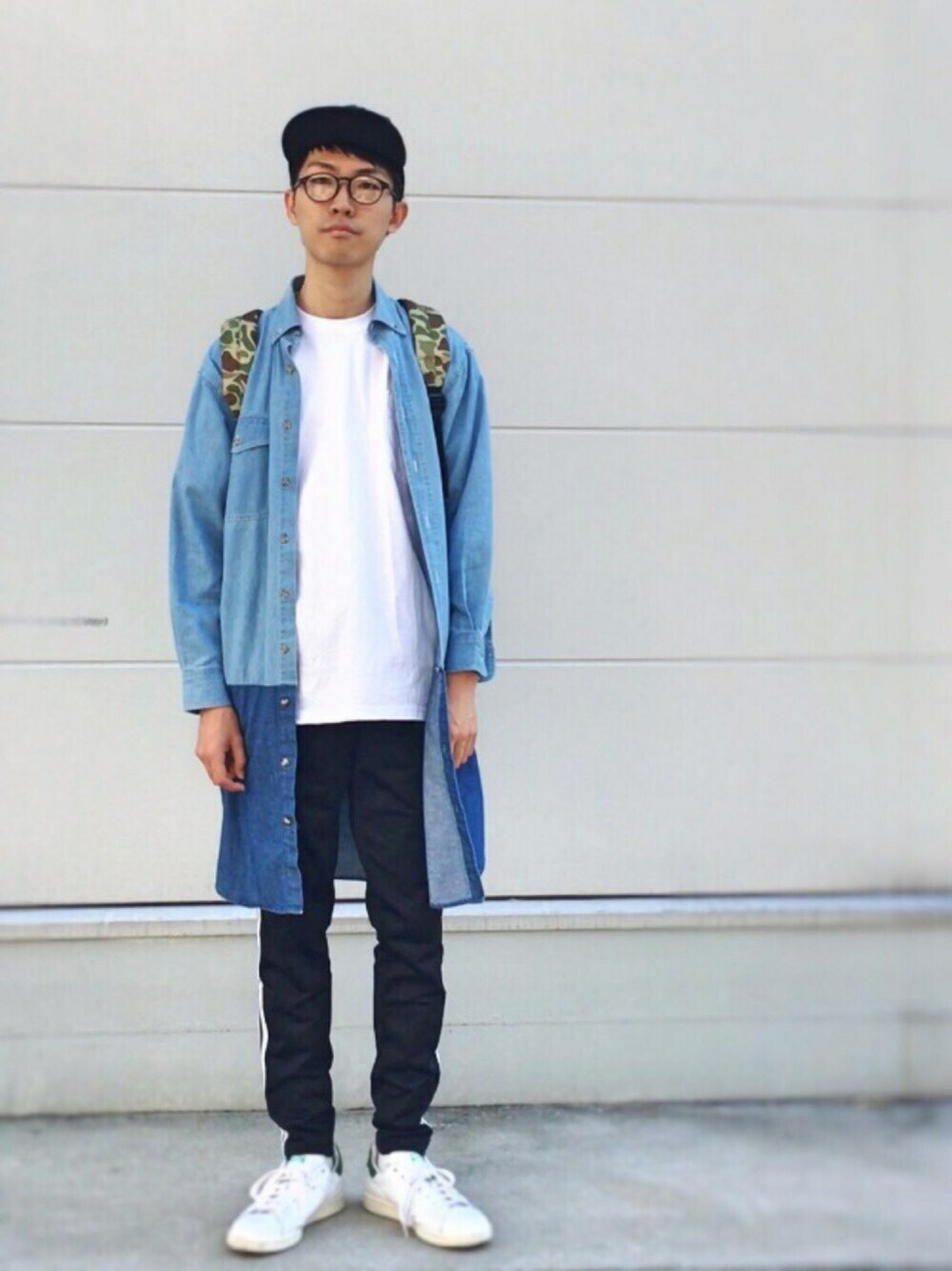ブルー系のシャツ/ブラウス、ホワイト系のTシャツ/カットソー、グリーン系のバックパック/リュックを着用したメンズの春コーディネートの1枚目の写真