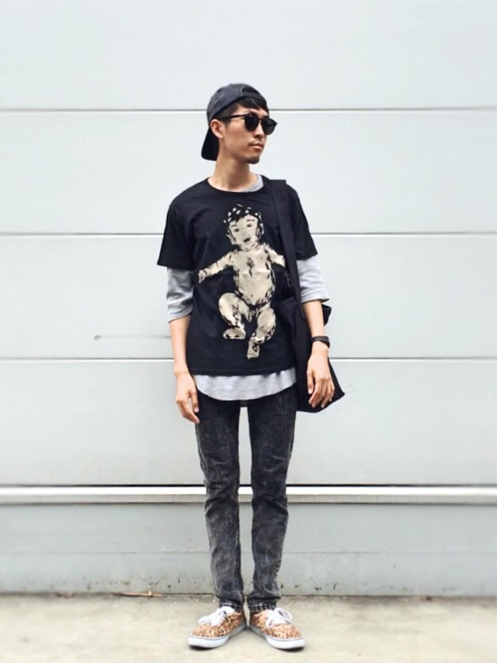 ブラック系のTシャツ/カットソー、ブラック系のショルダーバッグ、グレー系のTシャツ/カットソーを着用したメンズの夏コーディネートの1枚目の写真